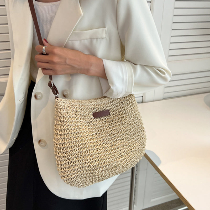 Romslig boho-veske med justerbar stropp for dame – brun og beige