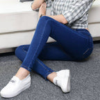 Rett jeans med høyt liv og slitte detaljer for dame – full lengde eller 7/8