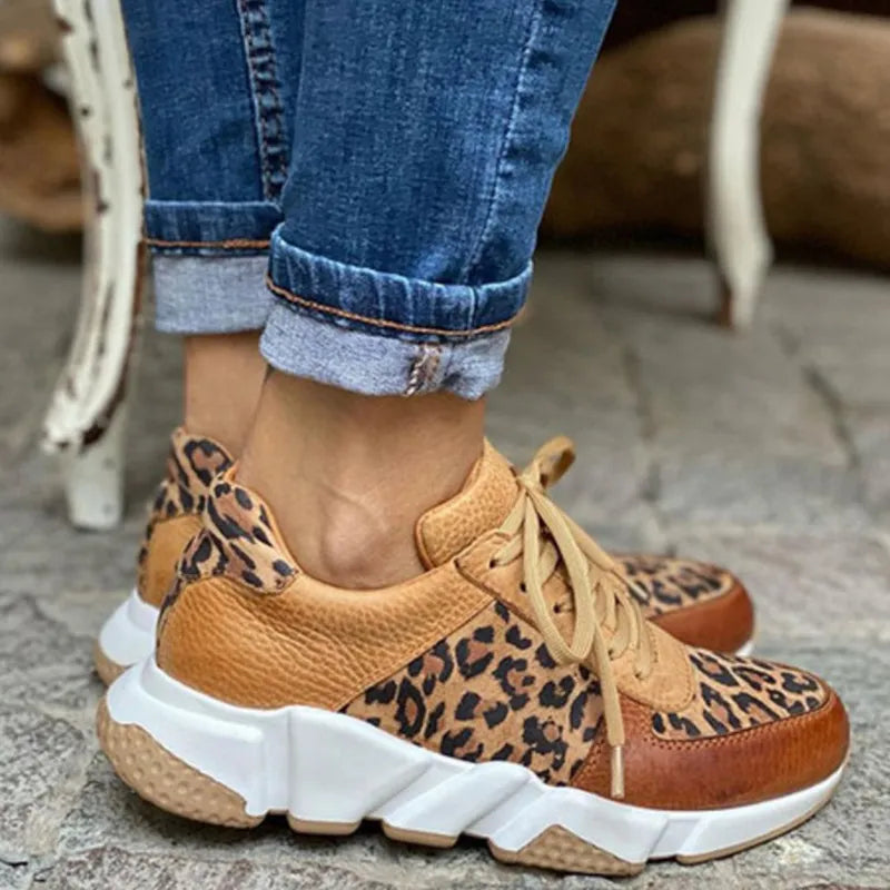 Sneakers med leopardmønster og tykk såle for dame – i PU