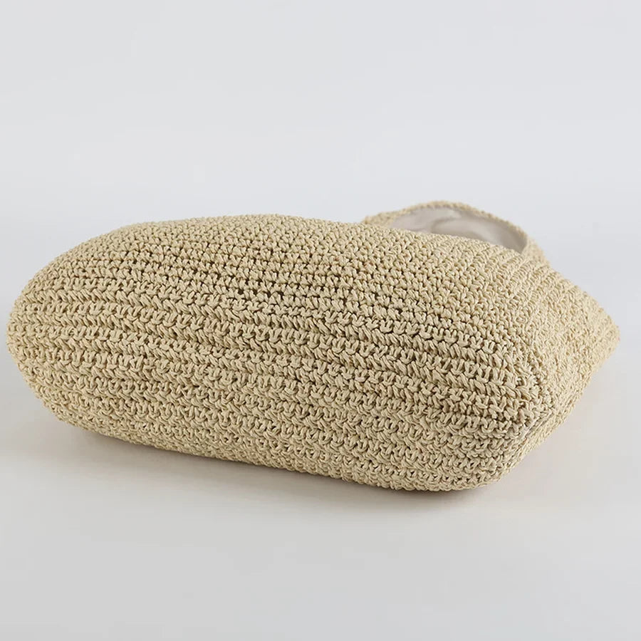 Flettet stråveske for dame – romslig skulderveske i brun, svart og beige