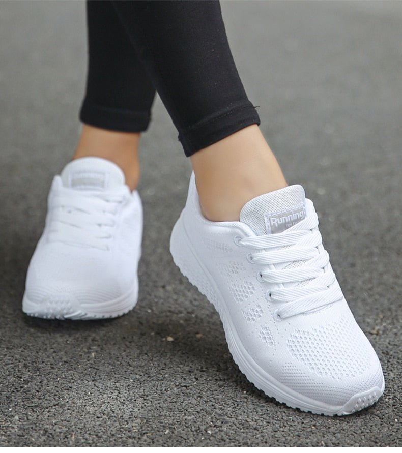 Komfortsneakers i mesh med snøring for dame – lette med EVA-såle