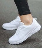 Komfortsneakers i mesh med snøring for dame – lette med EVA-såle