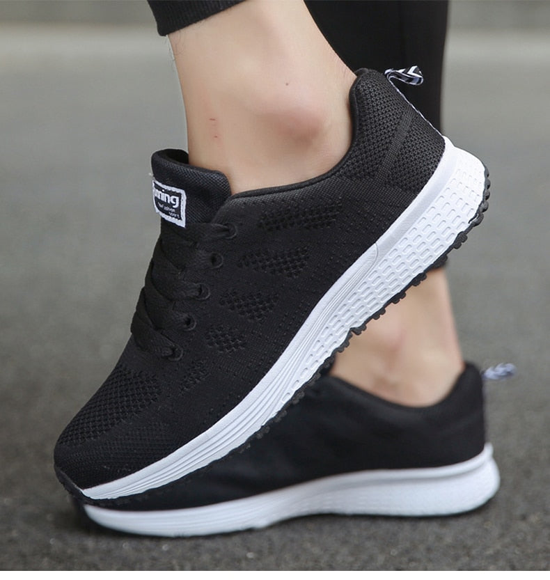 Komfortsneakers i mesh med snøring for dame – lette med EVA-såle