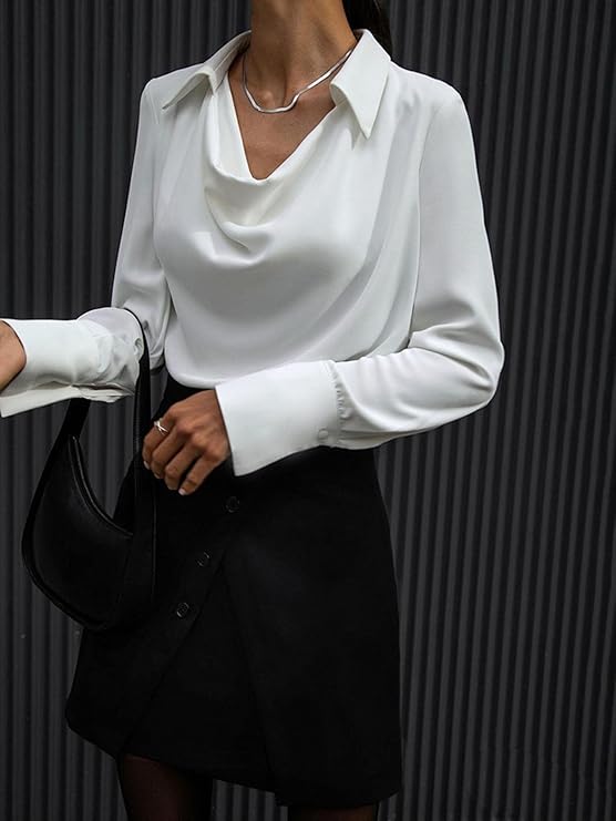 Elegant og feminin bluse for dame – til kontor og fest, blå og hvit
