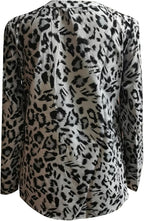 Bluse med leopardmønster for dame – trendy og feminin topp