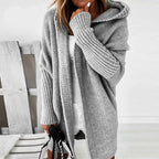 Lang oversized strikkejakke med hette for dame – myk cardigan med flaggermusermer