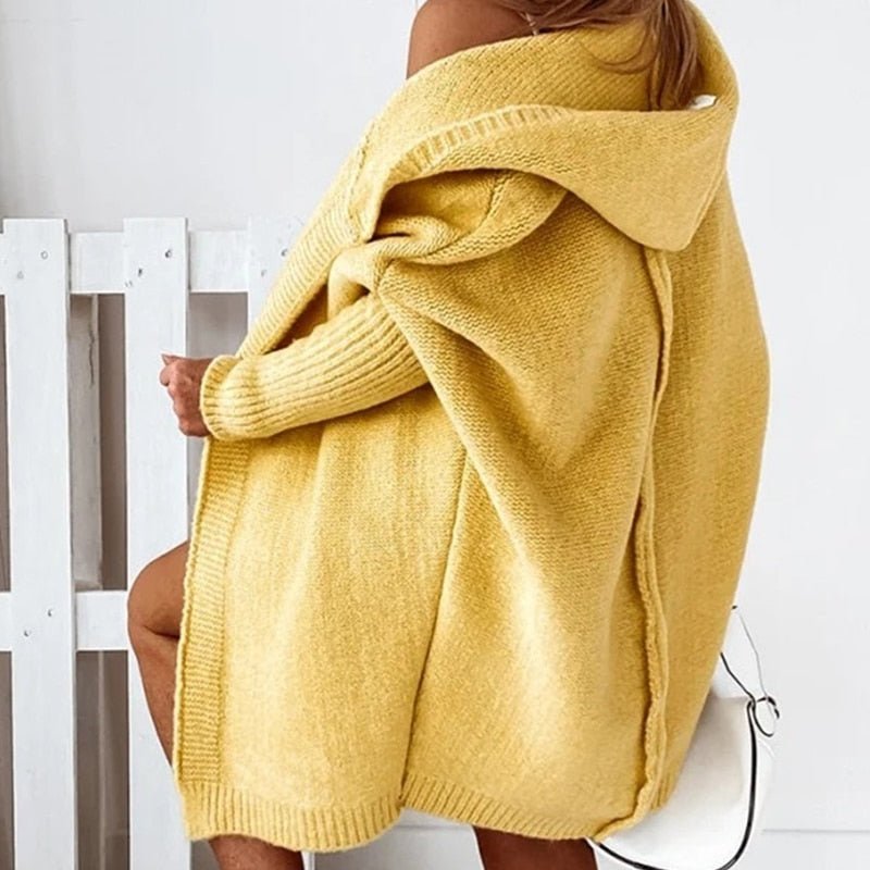 Lang oversized strikkejakke med hette for dame – myk cardigan med flaggermusermer