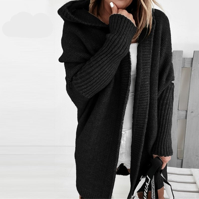 Lang oversized strikkejakke med hette for dame – myk cardigan med flaggermusermer