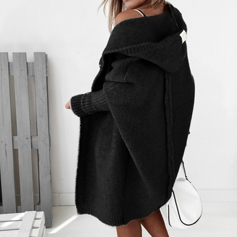 Lang oversized strikkejakke med hette for dame – myk cardigan med flaggermusermer