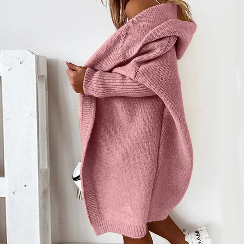 Lang oversized strikkejakke med hette for dame – myk cardigan med flaggermusermer