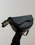 Crossbody veske i vegansk skinn for dame – justerbar stropp og magnetlås