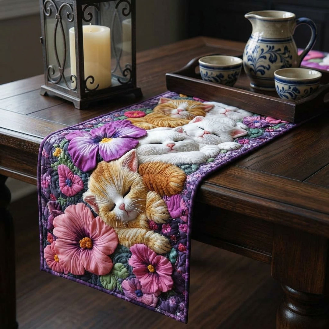 Bordløper - Katt som hviler blant blomster