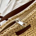 Romslig boho-veske med justerbar stropp for dame – brun og beige