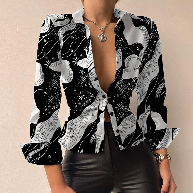 Langermet patchworkbluse med V-hals og detaljer i kunstskinn for dame