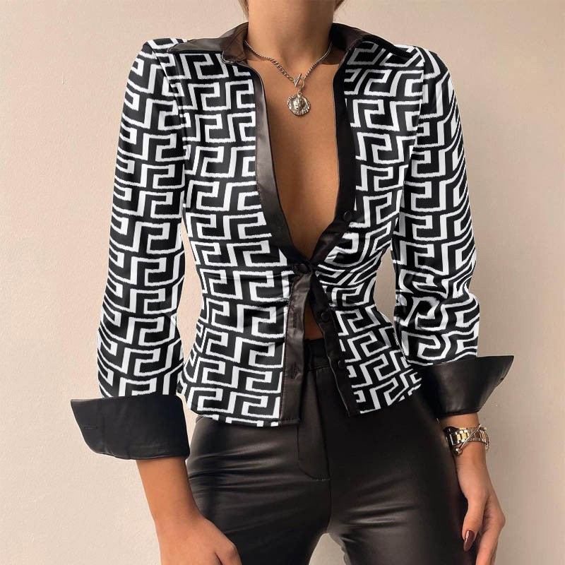 Langermet patchworkbluse med V-hals og detaljer i kunstskinn for dame