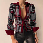 Langermet patchworkbluse med V-hals og detaljer i kunstskinn for dame