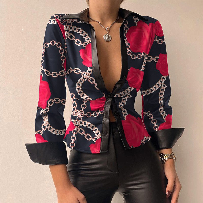 Langermet patchworkbluse med V-hals og detaljer i kunstskinn for dame