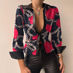 Langermet patchworkbluse med V-hals og detaljer i kunstskinn for dame