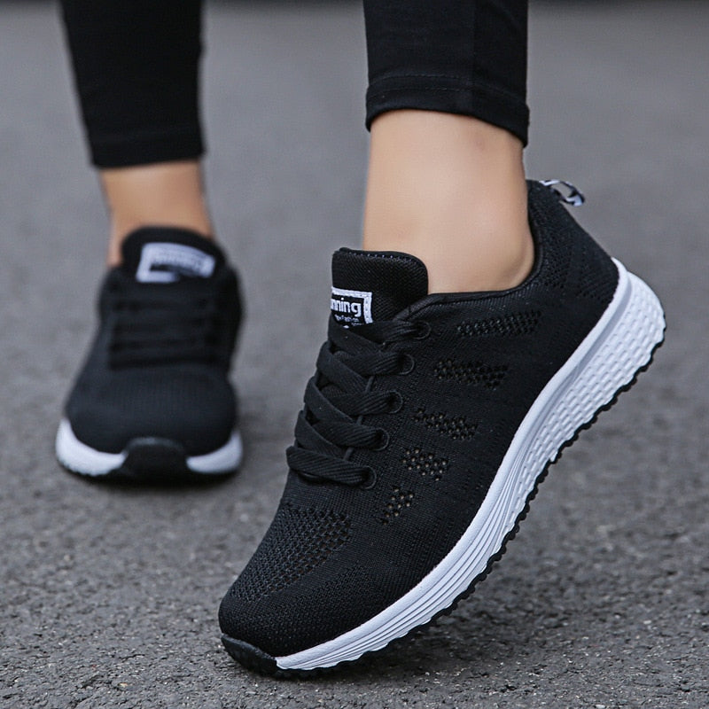 Komfortsneakers i mesh med snøring for dame – lette med EVA-såle