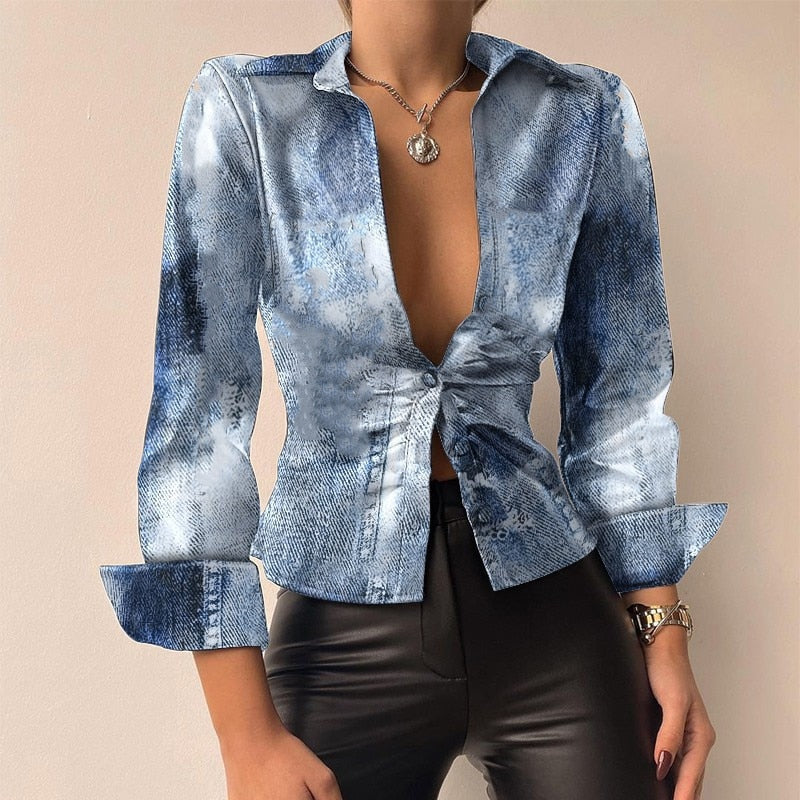 Langermet patchworkbluse med V-hals og detaljer i kunstskinn for dame