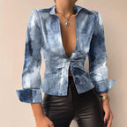 Langermet patchworkbluse med V-hals og detaljer i kunstskinn for dame