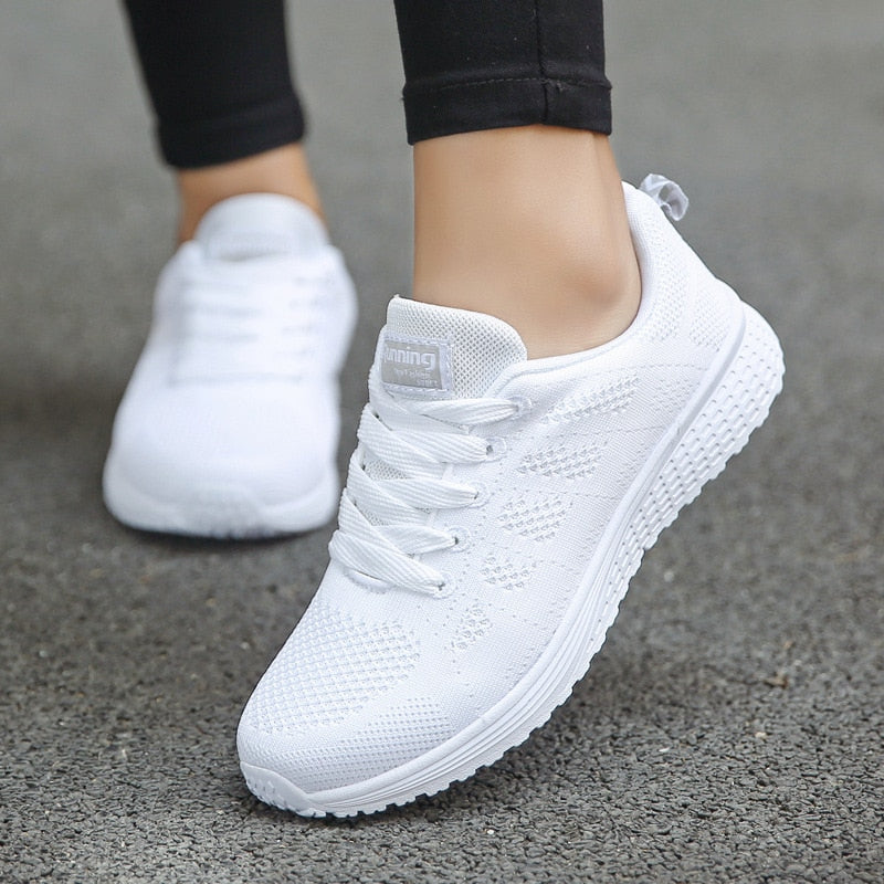 Komfortsneakers i mesh med snøring for dame – lette med EVA-såle