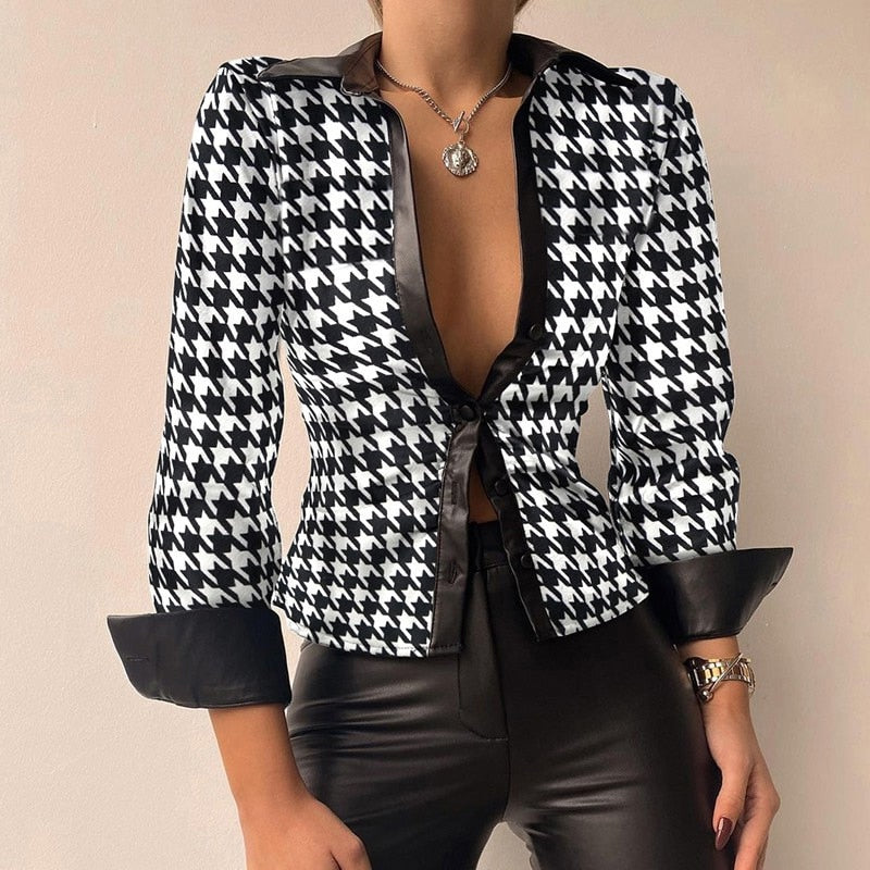 Langermet patchworkbluse med V-hals og detaljer i kunstskinn for dame