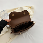 Crossbody veske i vegansk skinn for dame – justerbar stropp og magnetlås