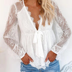 Blondebluse med dyp V-hals og sløyfe i livet for dame – brodert langermet bluse