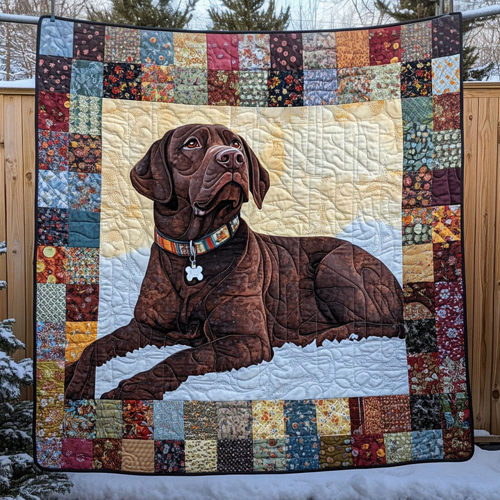 Quiltet pledd - Brun labrador i patchworkramme