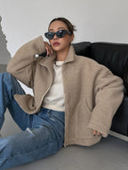 Oversized teddyjakke med ståkrage og glidelås for dame – beige og brun