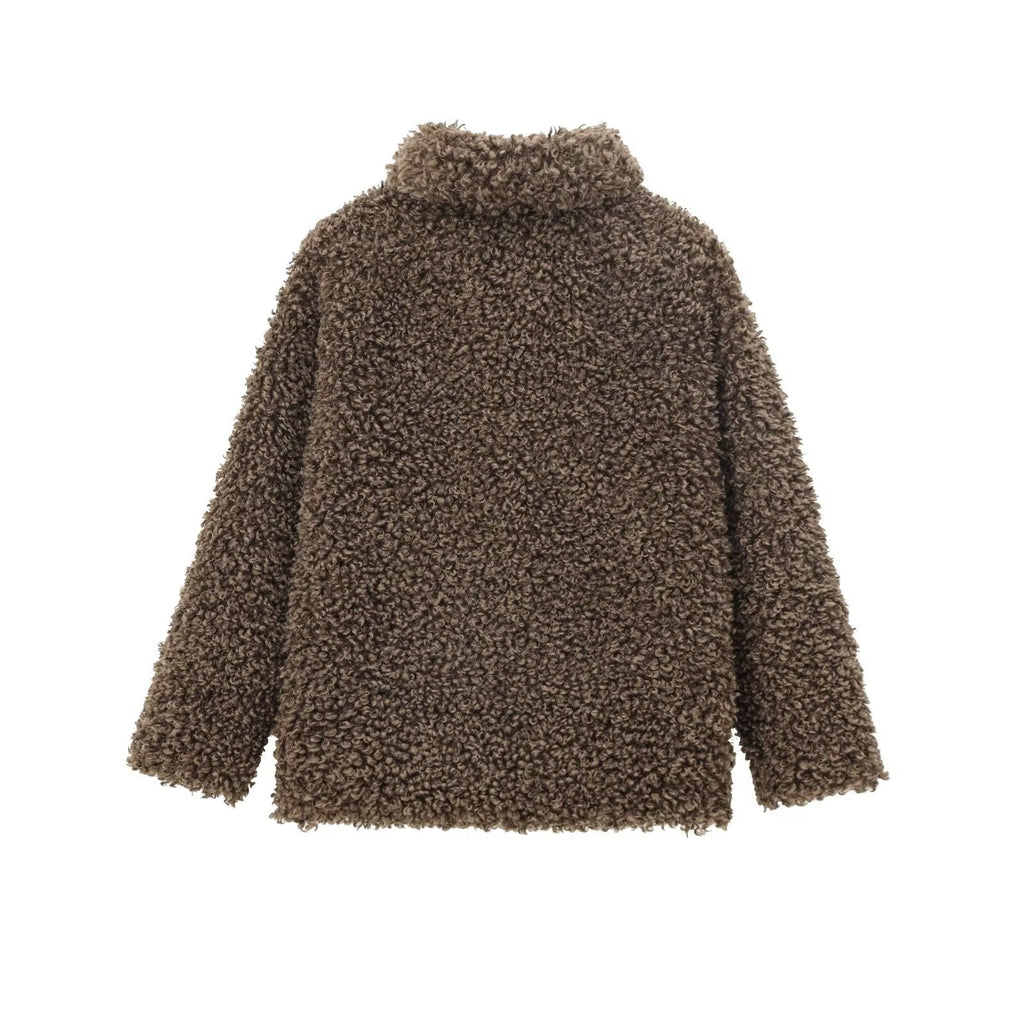 Hoftelang teddyjakke med slag for dame – myk og oversized, mørkebrun