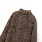 Hoftelang teddyjakke med slag for dame – myk og oversized, mørkebrun