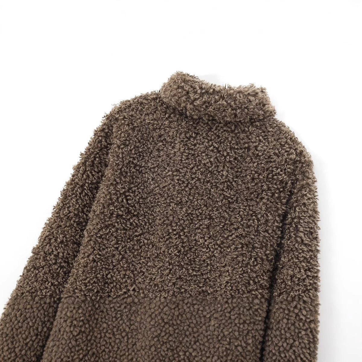 Hoftelang teddyjakke med slag for dame – myk og oversized, mørkebrun