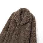 Hoftelang teddyjakke med slag for dame – myk og oversized, mørkebrun