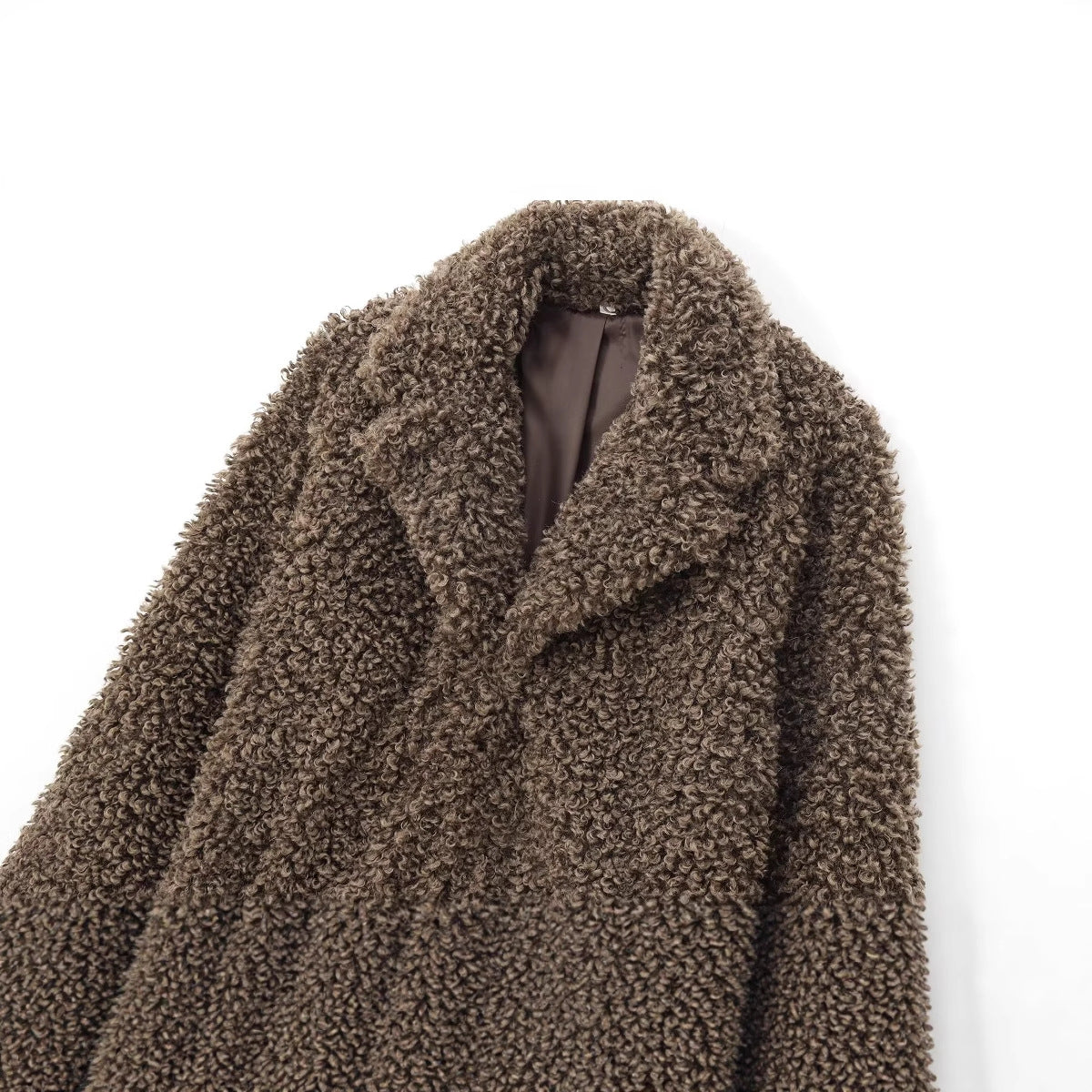 Hoftelang teddyjakke med slag for dame – myk og oversized, mørkebrun