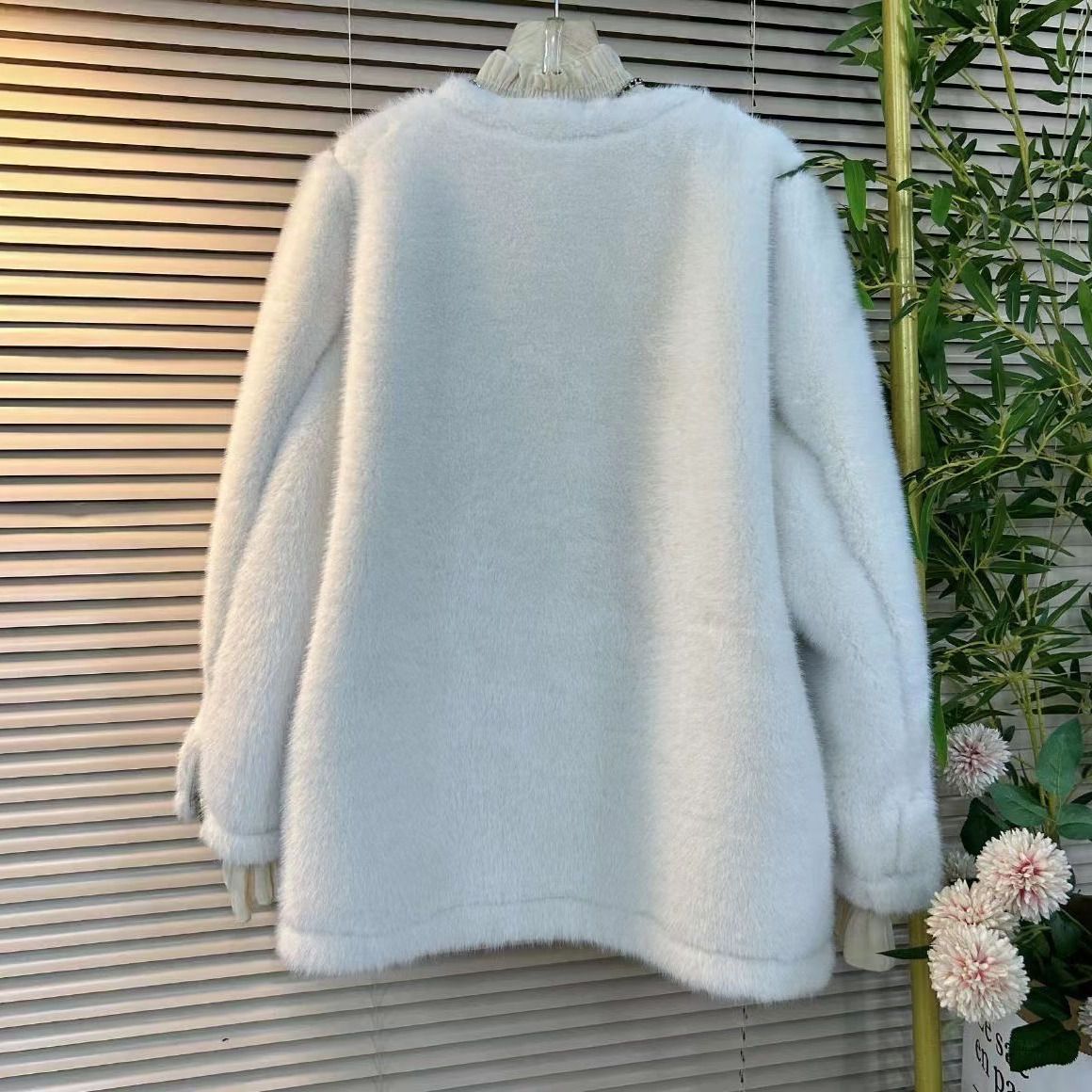 Elegant dobbeltspent jakke i pelslook for dame – beige og svart