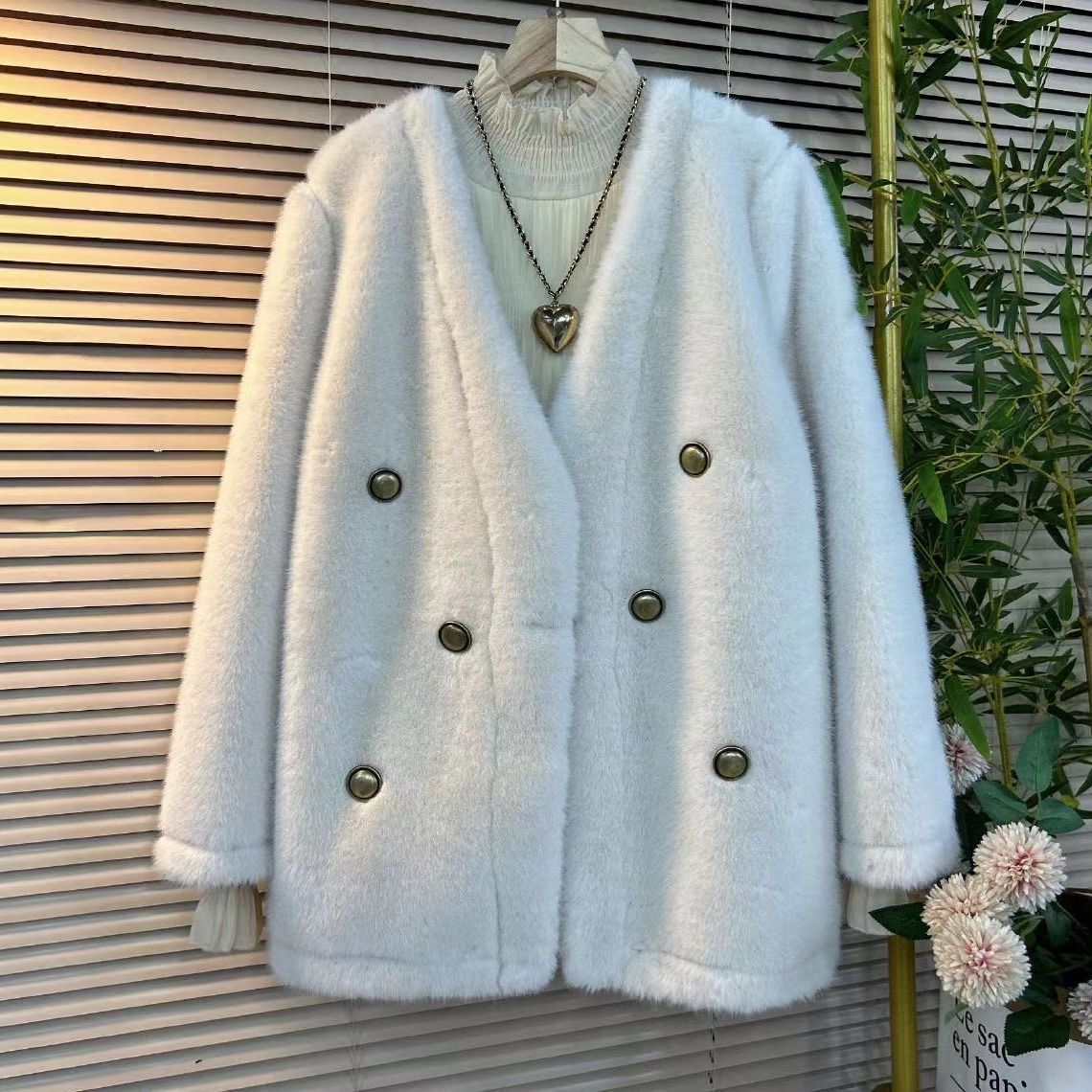 Elegant dobbeltspent jakke i pelslook for dame – beige og svart