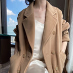 Elegant dobbeltspent kåpe med slag for dame – i ullblanding, svart og beige