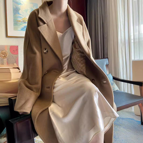 Elegant dobbeltspent kåpe med slag for dame – i ullblanding, svart og beige