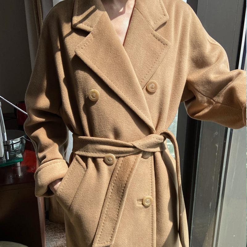 Elegant dobbeltspent kåpe med slag for dame – i ullblanding, svart og beige