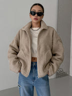Oversized teddyjakke med ståkrage og glidelås for dame – beige og brun