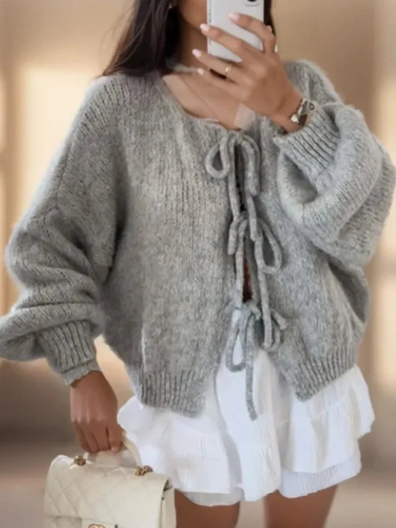 Strikkejakke med sløyfelukning for dame – løs cardigan i boho-stil