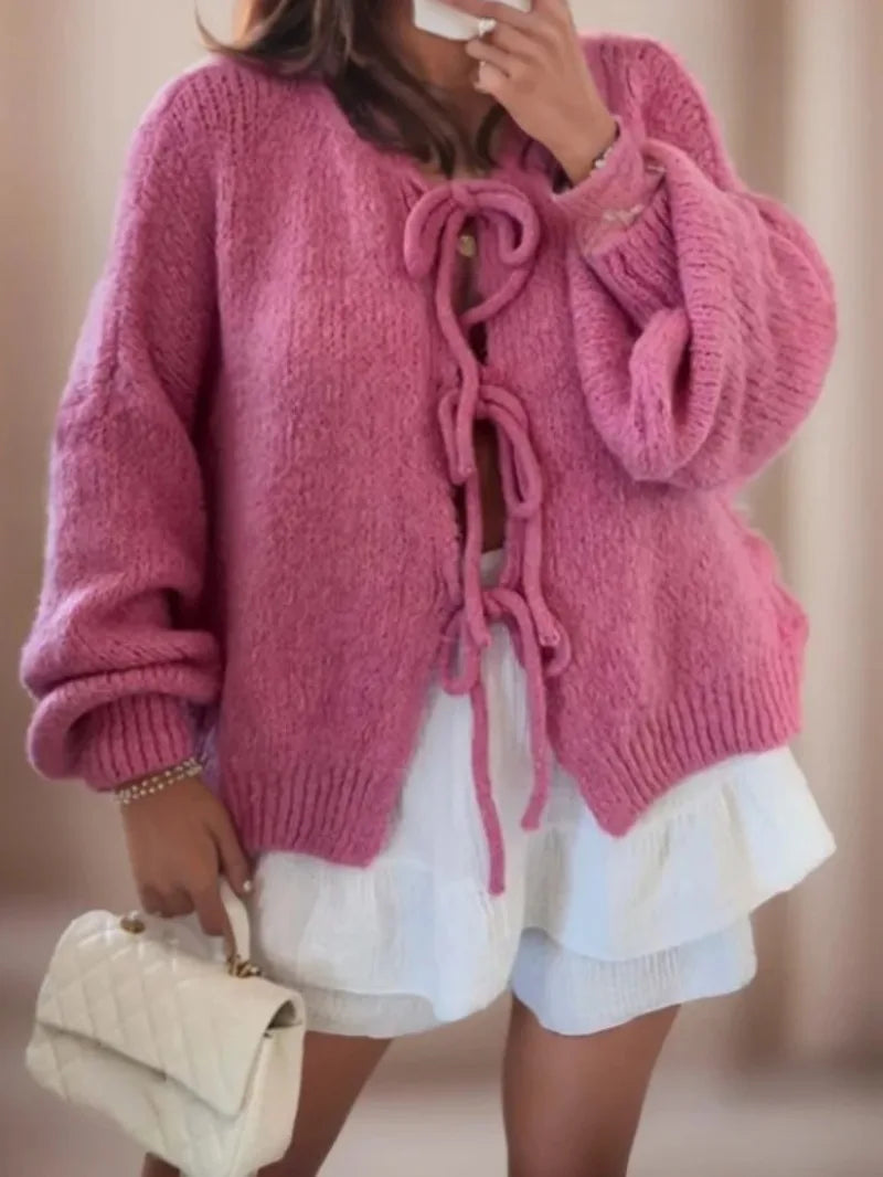 Strikkejakke med sløyfelukning for dame – løs cardigan i boho-stil