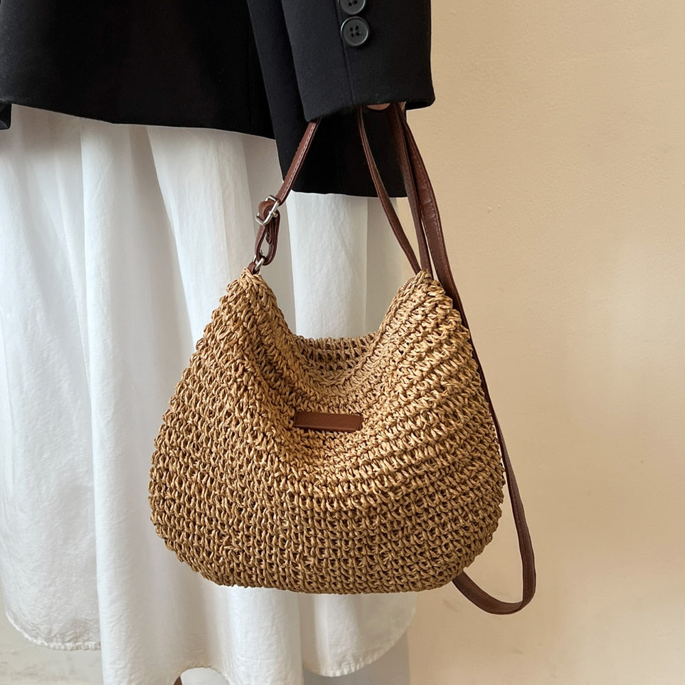 Romslig boho-veske med justerbar stropp for dame – brun og beige