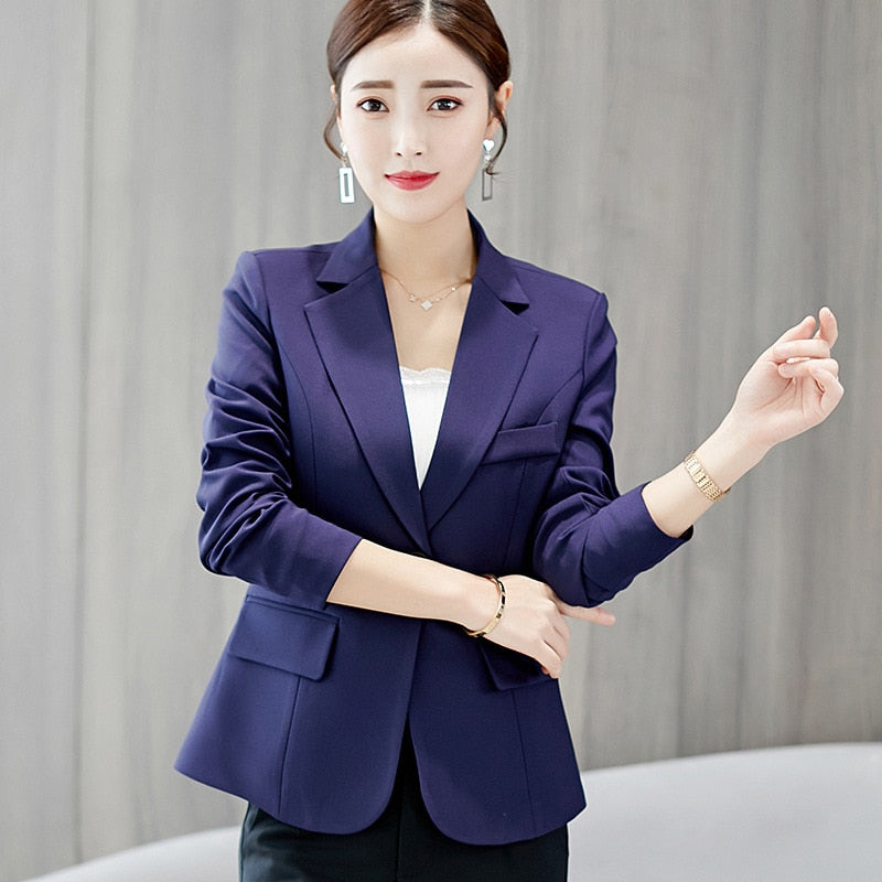 Kort slim fit blazer med lommer for dame – kontorblazer med hakkrage og én knapp
