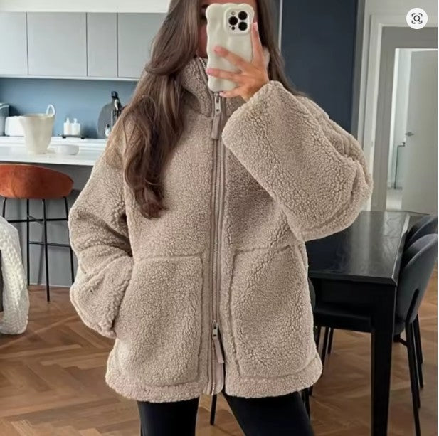 Oversized teddyjakke med ståkrage og glidelås for dame – beige og brun