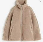 Oversized teddyjakke med ståkrage og glidelås for dame – beige og brun