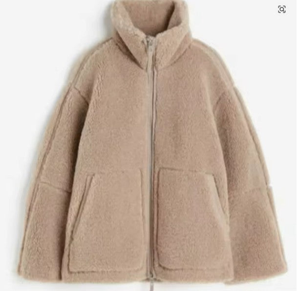 Oversized teddyjakke med ståkrage og glidelås for dame – beige og brun