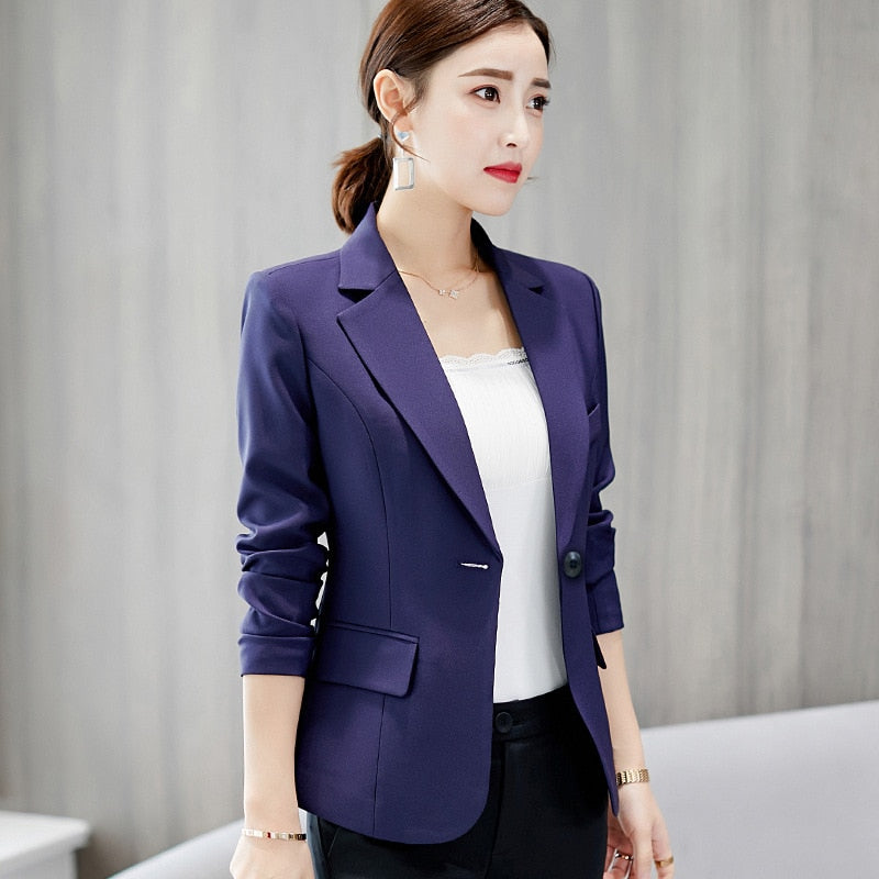 Kort slim fit blazer med lommer for dame – kontorblazer med hakkrage og én knapp